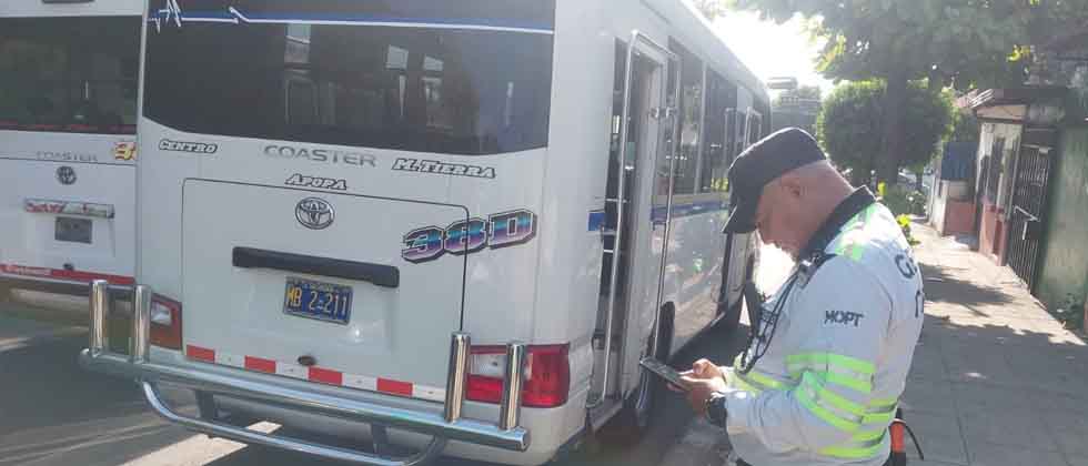 Sancionan a microbusero de la ruta 38-D por manejar en sentido contrario