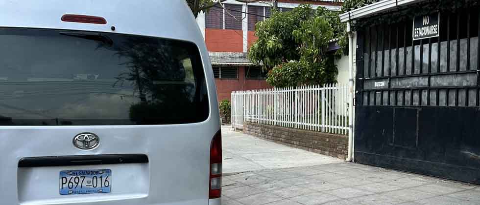 Castigan a microbusero con $68.57 por estacionarse en cochera que no le corresponde