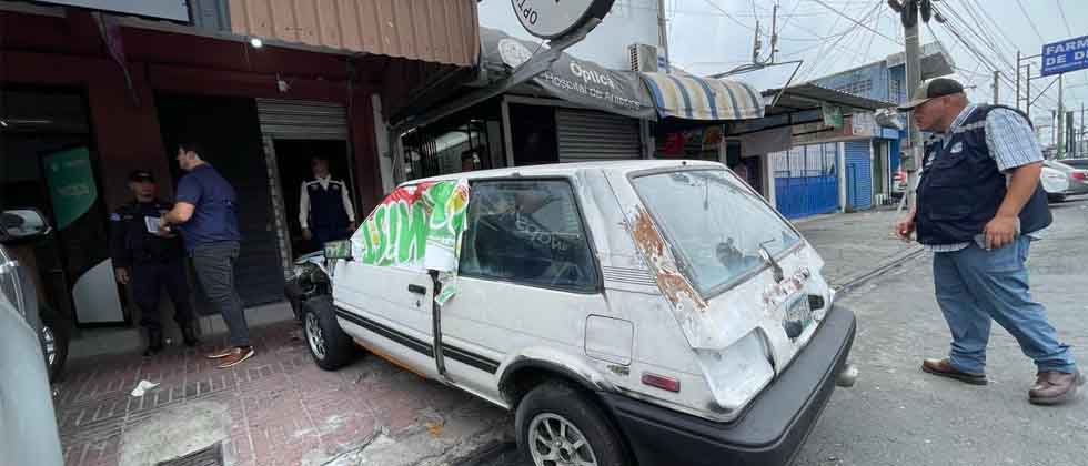 Sancionan a conductores que obstruyen aceras y paso peatonal en Santa Tecla
