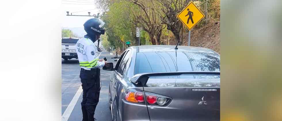 Siguen castigando a conductores que estacionan en zonas no autorizadas o usan el celular