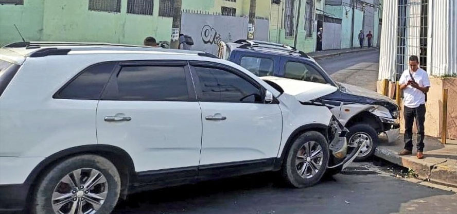 Conductor se pasa señal de alto y choca contra otro vehículo en San Salvador