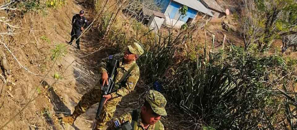 Soldados encuentran armas abandonadas mientras patrullaban en Cabañas