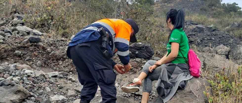 Agentes auxilian a turista que se lastimó el tobillo escalando el volcán de Izalco