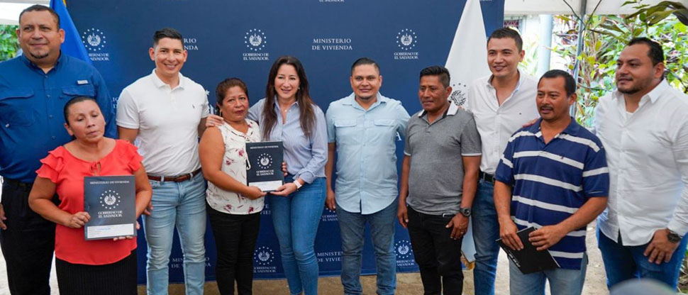 Entregan títulos de vivienda a 27 familias de comunidad El Cega II de Izalco