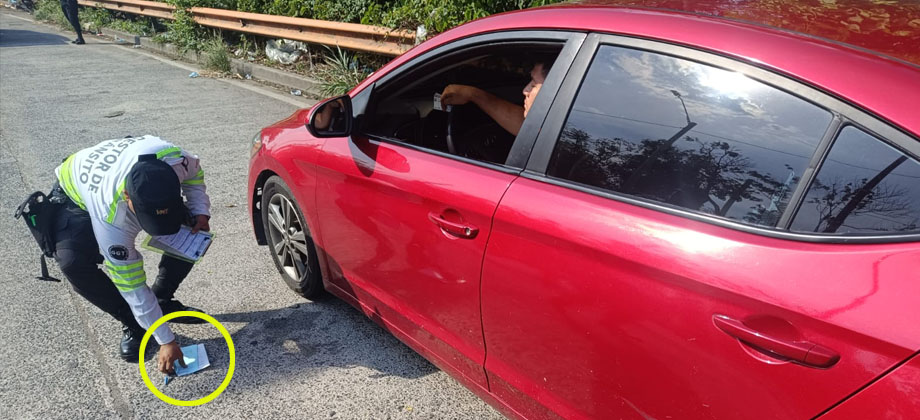 Castigan a conductor por botar basura y tirar la esquela
