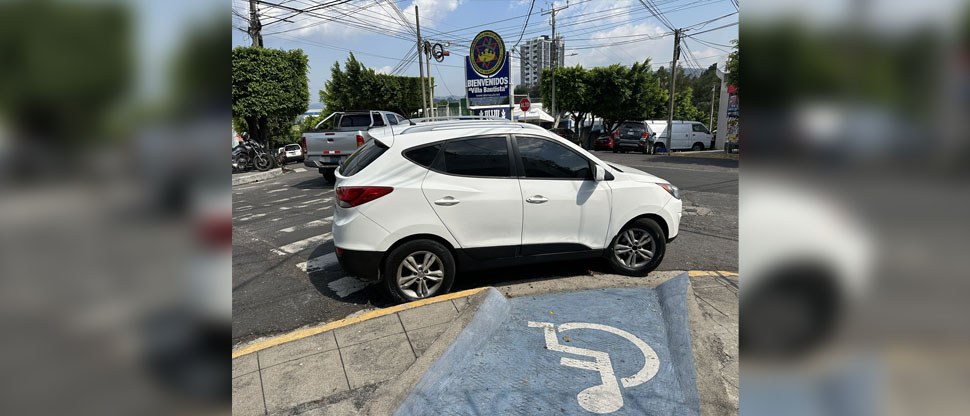 Conductor pagará más de $180 por obstaculizar paso para personas discapacitadas