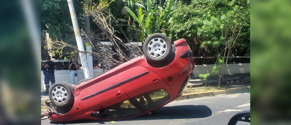 Reportan vehículo volcado en transitada calle de San Salvador