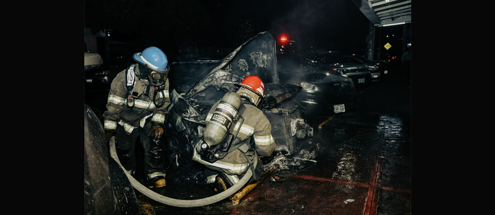 Incendio consume vehículo en estacionamiento de Santa Tecla