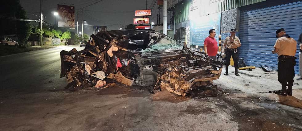 Conductor choca contra negocios en las cercanías de la Ceiba de Guadalupe: hay dos lesionados