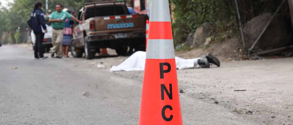 Motociclista fallece de inmediato por intentar sobrepasar en carretera a Sonsonate