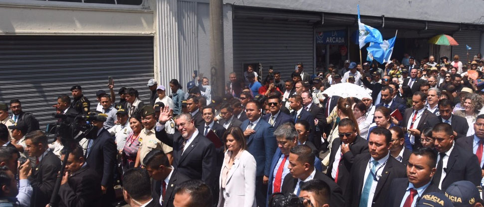 Presidente de Guatemala marcha al Congreso para pedir la destitución de la fiscal general