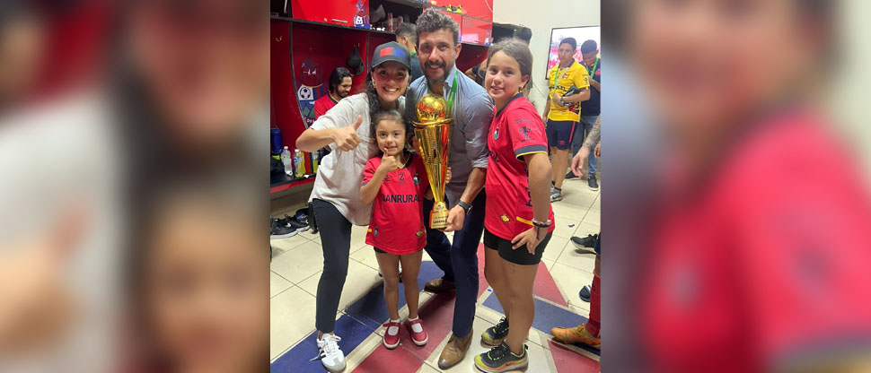 Lastiman a hija del ex entrenador del Águila en festejos del campeón de fútbol de Guatemala 