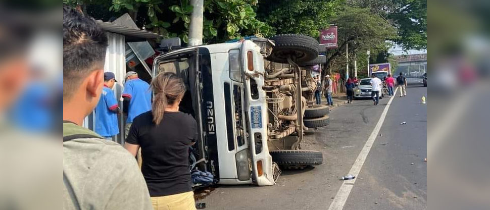Camión repartidor de bebidas vuelca tras accidentarse en carretera a Santa Ana