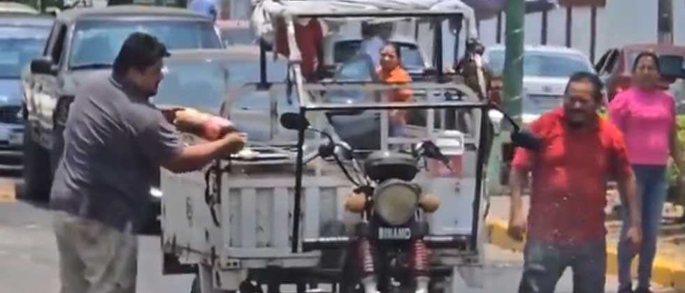 Hombre intentó controlar el incendio de una motocicleta con una bebida de gaseosa