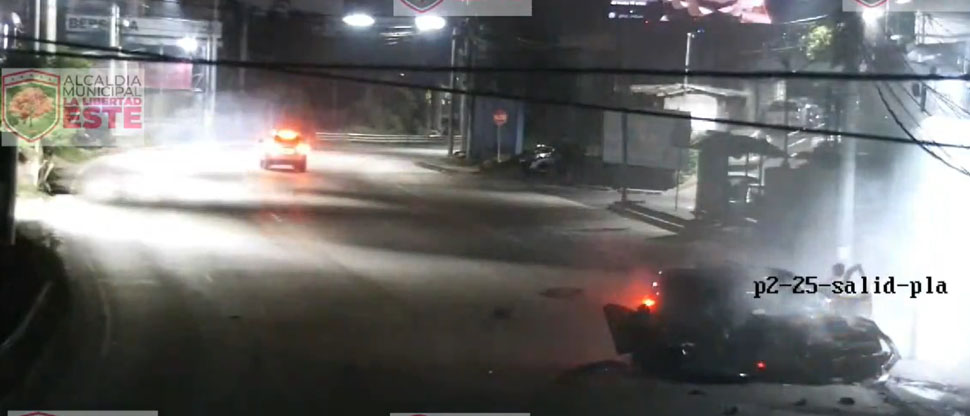 Captan instante cuando carro se estrella contra negocios cerca de la basílica de Guadalupe