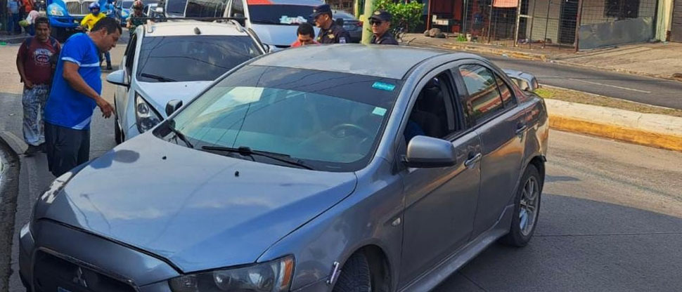 Choque entre dos vehículos provoca fuerte embotellamiento en la Troncal del Norte