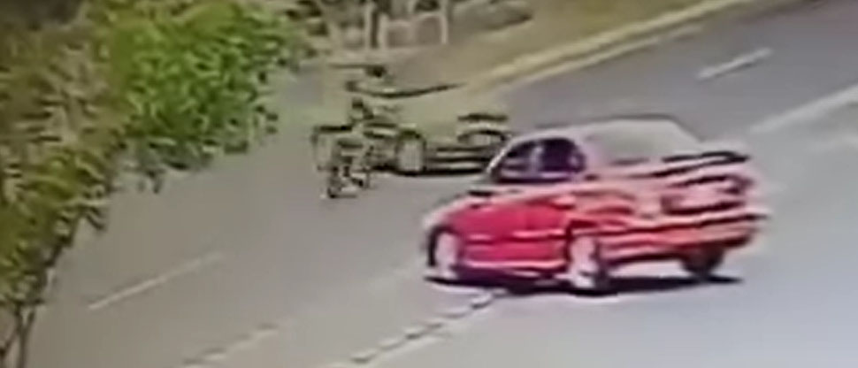 Captan momento cuando motociclista impacta con carro particular y luego pierde la vida