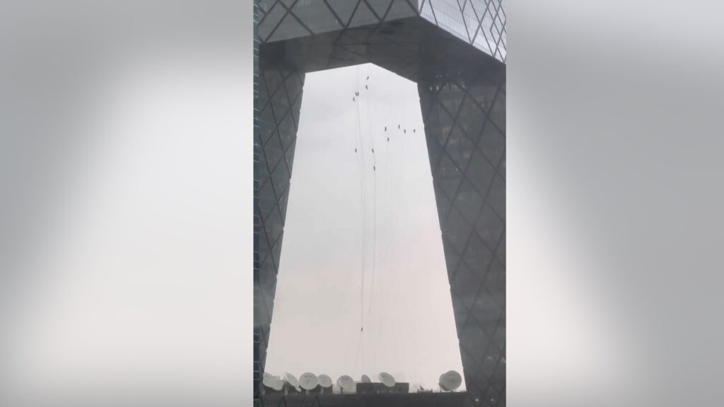 VIDEO: Trabajadores quedan colgados de un edificio por fuertes vientos en China