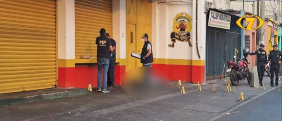 Le arrebatan la vida de 20 balazos a vigilante de taquería en Guatemala