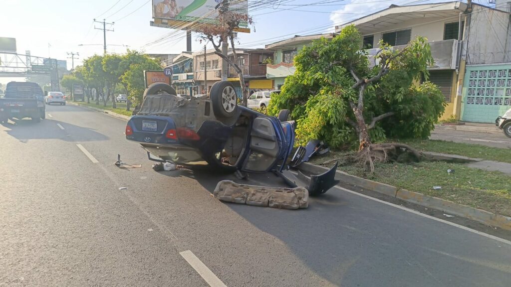 Vehículo termina volcado tras accidente de tránsito en Bulevar Los Próceres
