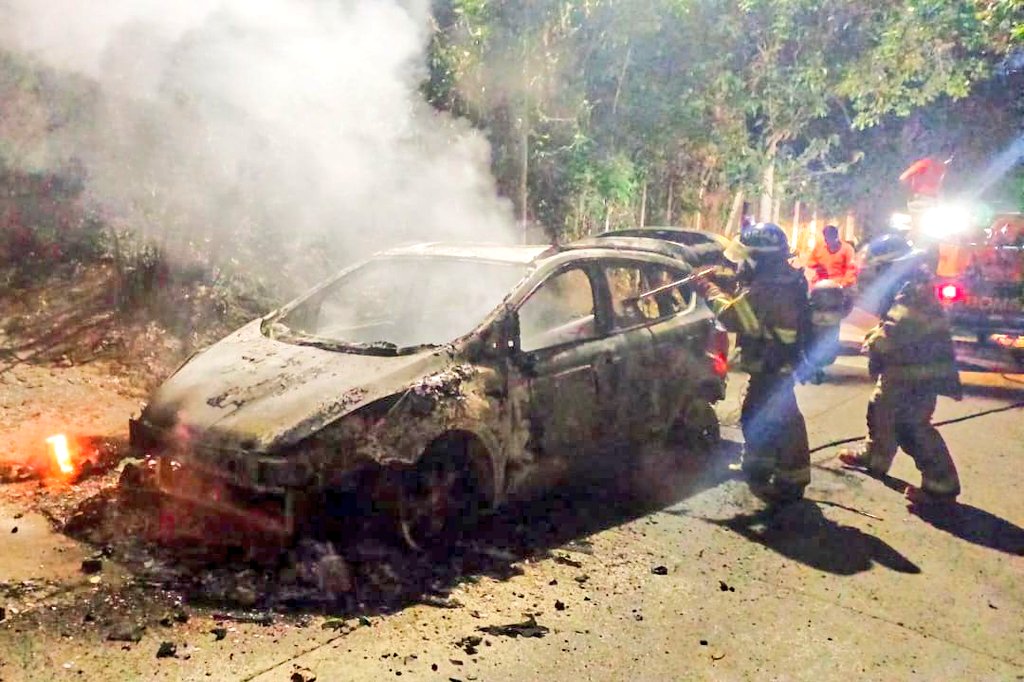 Bomberos controla incendio de vehículo en San Miguel Tepezontes