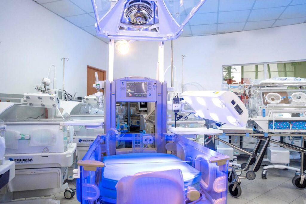 Salud entrega modernos equipos para la atención de madres y recién nacidos al Hospital de La Mujer