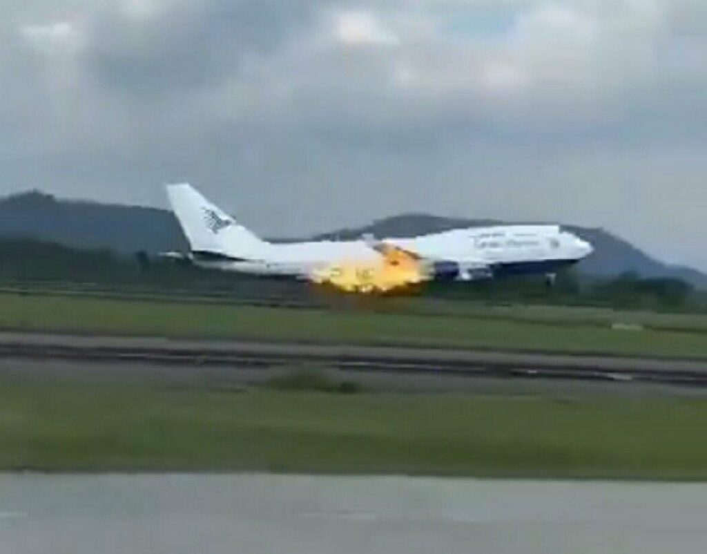 Avión aterriza de emergencia tras incendiarse uno de sus motores en Indonesia