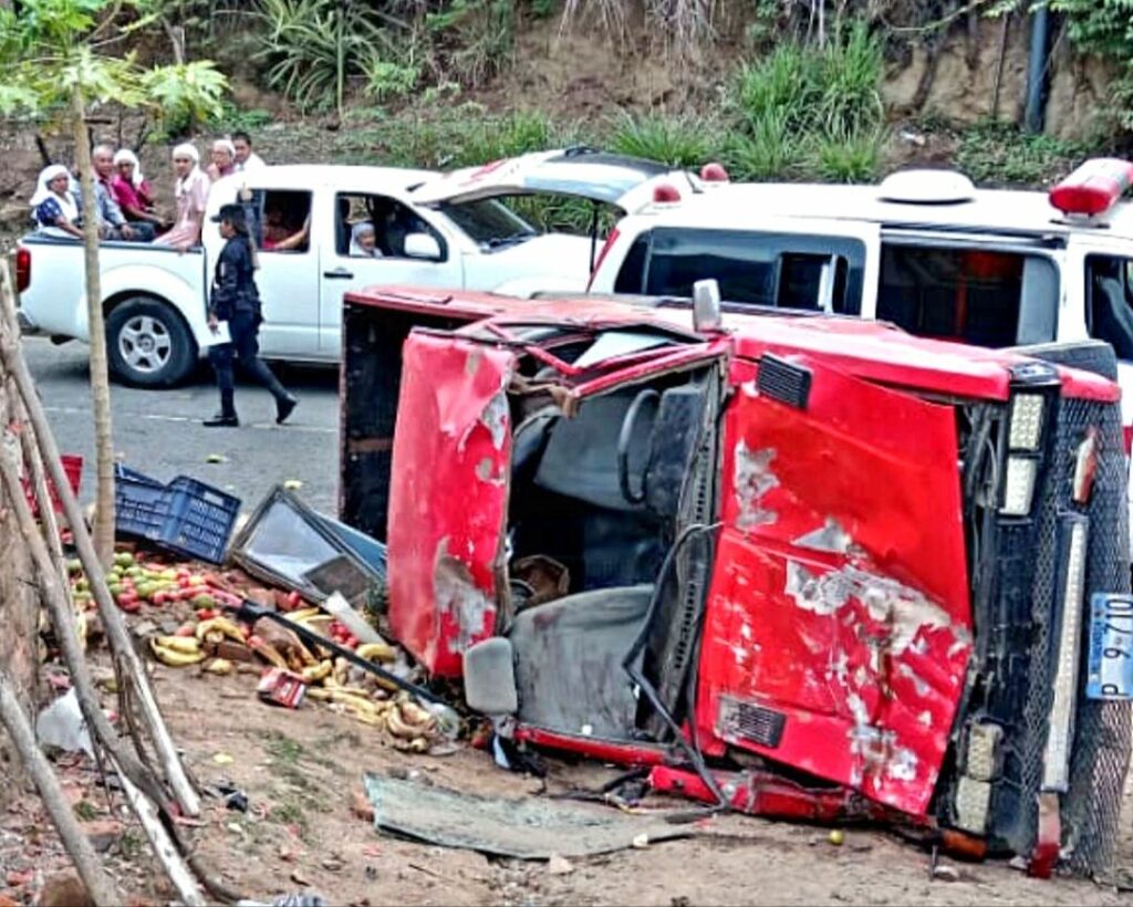 Persona lesionada tras volcar pickup en carretera a Santa Ana