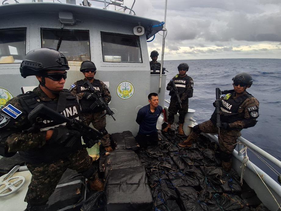 Nuevo golpe al narcotráfico: Incautan en aguas salvadoreñas 1.4 toneladas de cocaína
