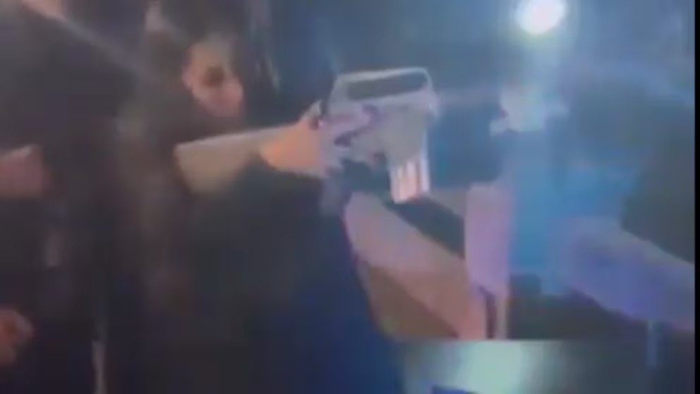 México: Política mexicana es captada ingiriendo alcohol y disparando al aire un rifle