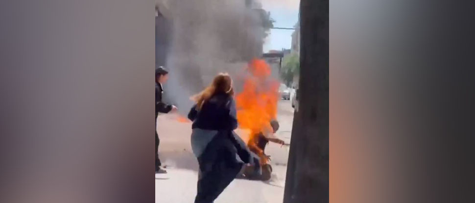 España: Hombre se prende en fuego en plena calle tras discutir con su expareja