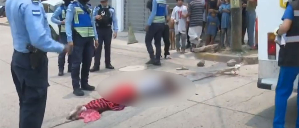 Hondureños cansados de robos hacen justicia por su propia mano y vapulean a ladrón