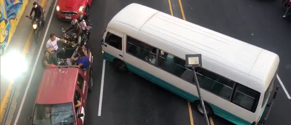 Sancionan a microbusero de la ruta 100 por rebasar la doble línea amarilla