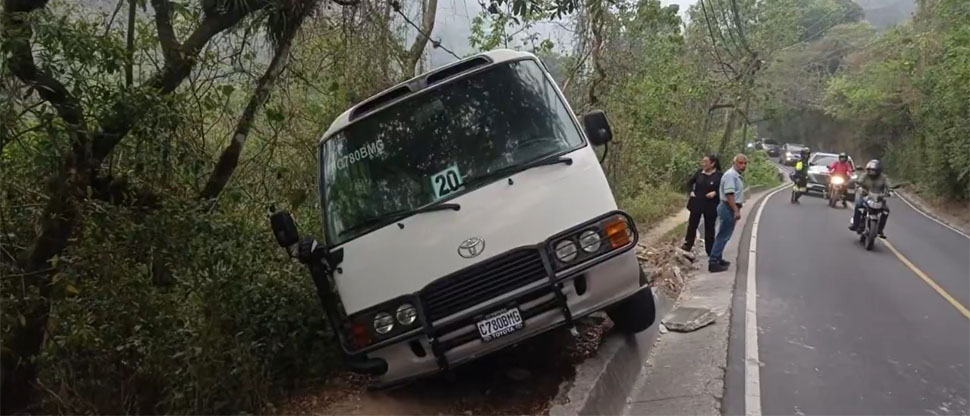 Microbús con 20 niñas se sale de la carretera y casi cae a precipicio en Guatemala