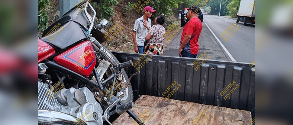 Muchacho fallece tras perder el control de su moto y estrellarse contra poste en Sonsonate