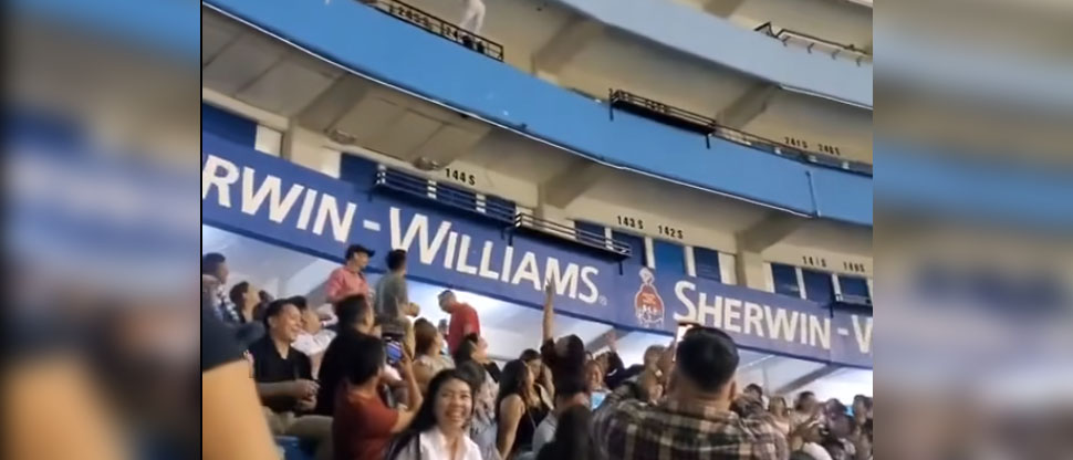 VIDEO: muchacha exhibe su ropa interior en el concierto de Los Temerarios