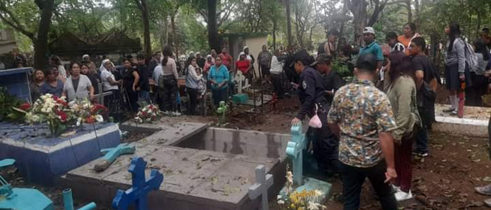 Mujer cae centro de nicho tras romperse tumba donde estaba parada en Juayúa