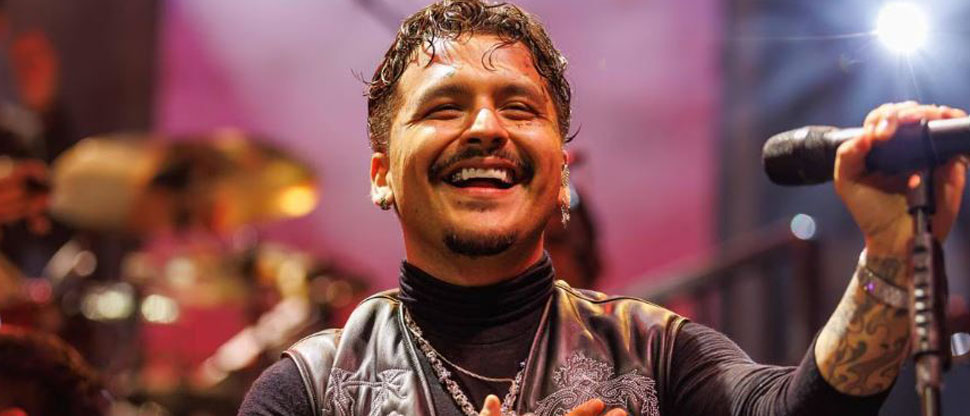 Christian Nodal arrepentido de quitarse sus muelas para ponerse diamantes