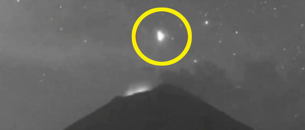 Captan un OVNI brillante sobre el cráter del volcán Popocatepetl