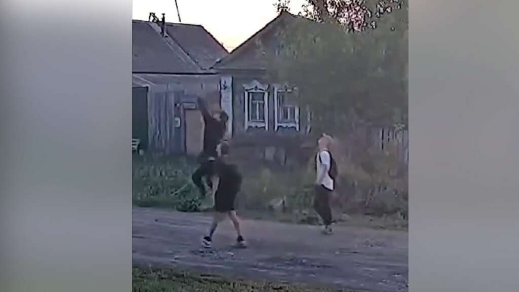 VIDEO: Adolescentes heridos de gravedad tras tocar cables del alta tensión en Rusia