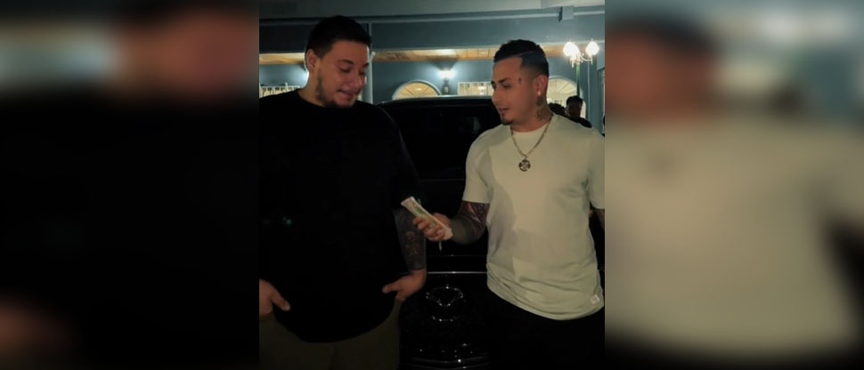 El Ricky le dona mil dólares a Aaron para operar a su madre y lo viralizó en redes sociales