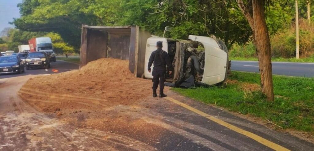 Camión que transportaba tierra vuelca en carretera Panamericana