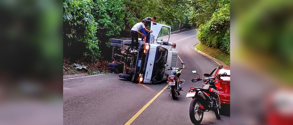 Vivos de milagro: camión vuelca en peligrosa curva de la carretera a Comasagua