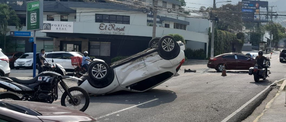 Carro vuelca en la calle El Mirador, colonia Escalón, hay menores de edad lesionados 