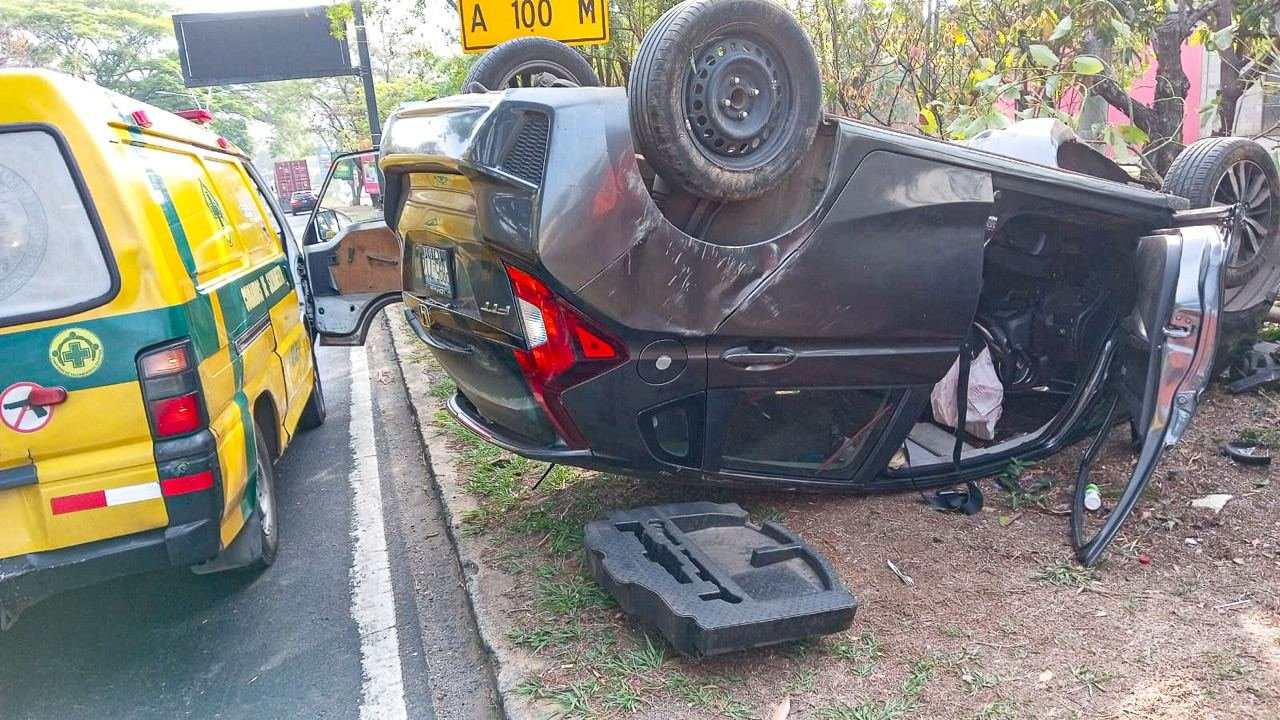 Automovilista pierde el control de su carro y vuelca en el bulevar Los ...