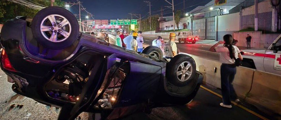 Vivo de milagro: automovilista resulta lesionado tras volcar en la carretera al Puerto de La Libertad