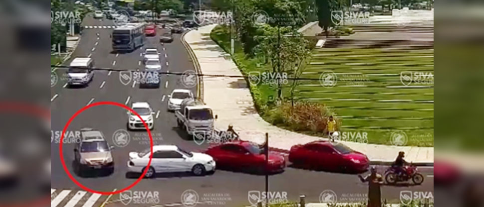 Conductor invade carril y provoca accidente en retorno de la plaza Salvador del Mundo