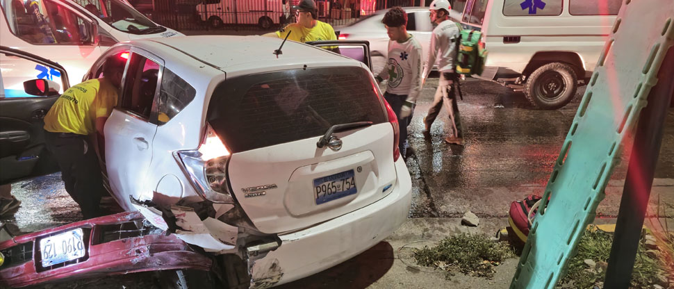 Fuerte accidente deja a cinco personas lesionadas en San Salvador
