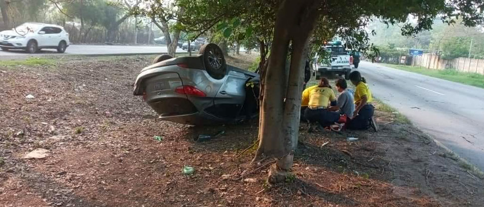 Conductor pierde el control y vuelca en carretera hacia Santa Ana