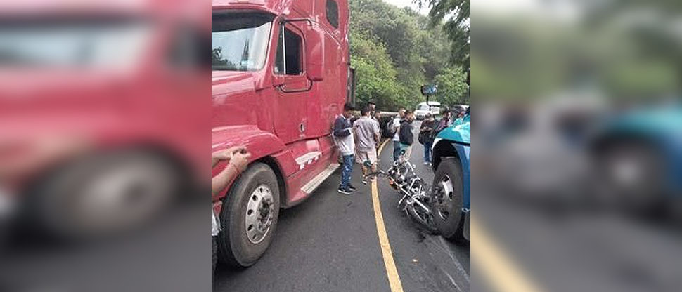 Motociclista se salva de milagro tras chocar contra autobús en Sonsonate